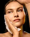 de la marca Is Clinical: Segunda aplicación del producto en cara (mujer)