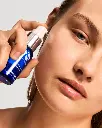 Hydra Cool Serum de la marca Is Clinical: Aplicación en cara (mujer)