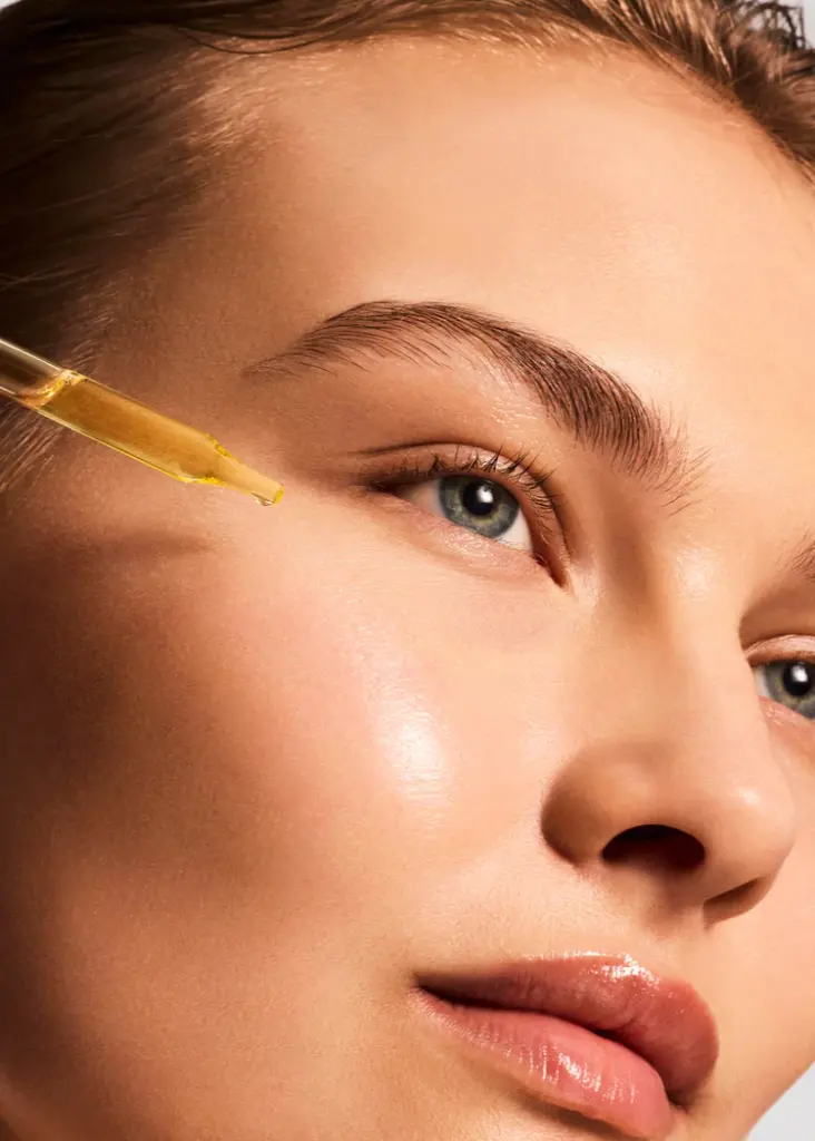 Super Serum Advance+ de la marca Is Clinical: Aplicación sobre la cara