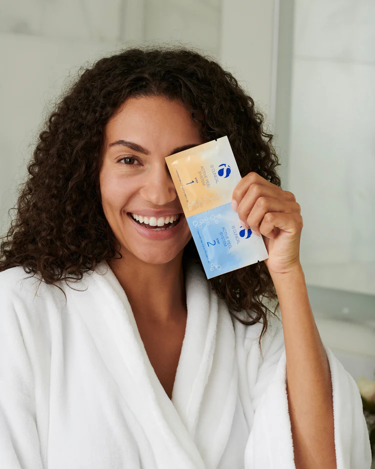 Active Peel System de la marca Is Clinical: Mujer mostrando el producto