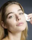 Active Peel System de la marca Is Clinical: Aplicación del producto en cara (mujer)