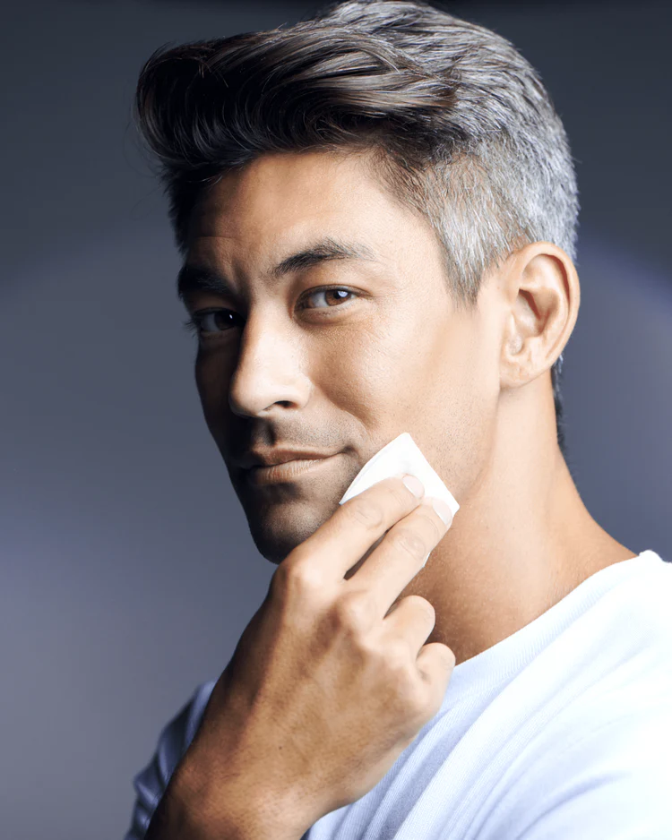 Active Peel System de la marca Is Clinical: Aplicación del producto en cara (hombre)