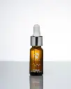 C Eye Advance+ de la marca Is Clinical: Mostrar producto sobre fondo blanco con reflejo en el suelo