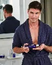 Cleansing Complex de la marca Is Clinical: Hombre mostrando el producto