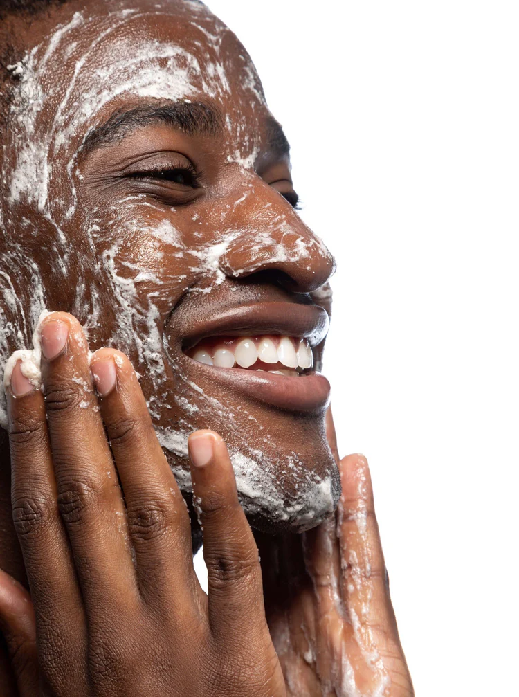 Cleansing Complex Polish de la marca Is Clinical: Mostrar textura del producto en cara (hombre)